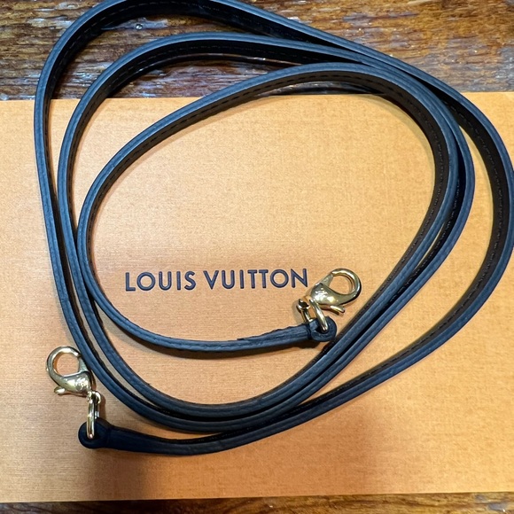 LOUIS VUITTON EYE TRUNK MONOGRAM REVERSE W/ STRAP IPHONE X/XS. - Picture 16 of 16